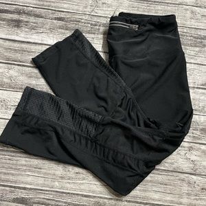 Womens small R8 Activewear Black cropped vented leggings excellent condition
